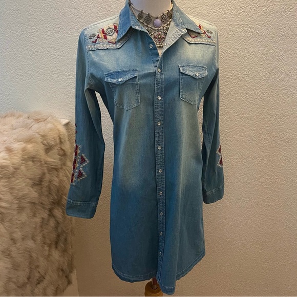 Johnny Was Denim Blue Embroidered Shirtdress with Pearl Snap Closure - Sz S - Picture 2 of 9
